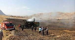 آتش گرفتن کُمباین در مزارع گندم دَره لَبَکِ دهدشت/ سوختگی شدید ۲ نفر در مزارع