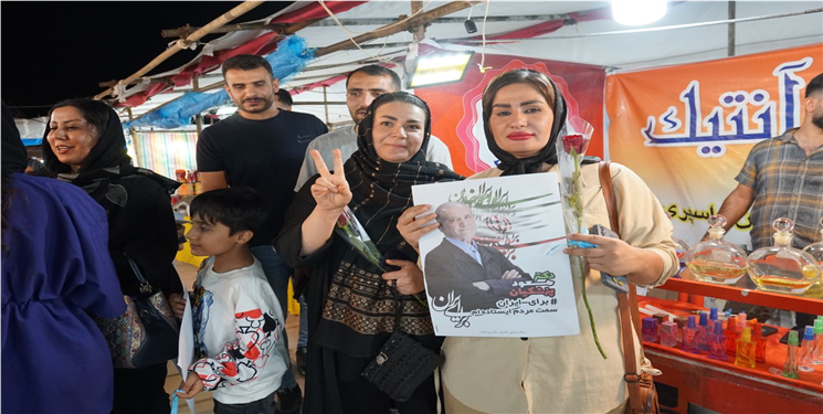 ستاد پزشکیان در یاسوج با«گُل» مردم به مشارکت در انتخابات دعوت کرد/+تصاویر