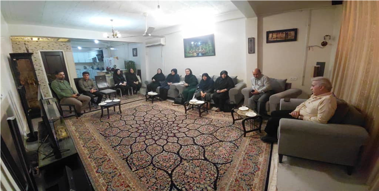 تجلیل رئیس و کارکنان اداره بهزیستی گچساران از کارمند بازنشسته و فرزند شهید