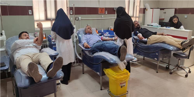 کارکنان شرکت صنایع پلیمر گچساران برای کمک به آسیب‌دیدگان حادثه بندرعباس، خون اهدا کردند