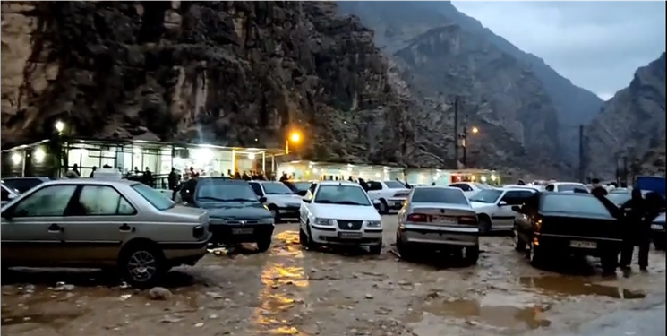 تنگ پیرزال در هوای بارانی+ فیلم