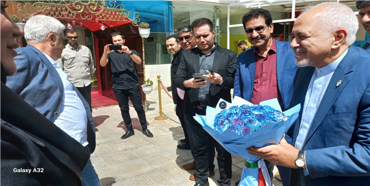 «محمد جواد ظریف» وارد یاسوج شد/ شروع سخنرانی تا دقایقی دیگر