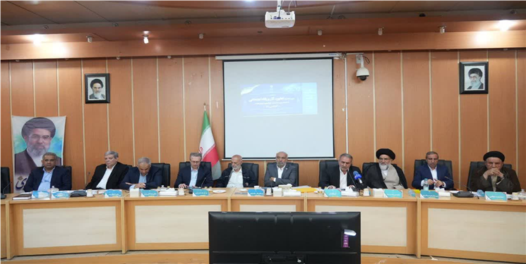 استاندار: تکمیل زنجیره فسفات و پتروشیمی‌های استان نیازمند تأمین منابع است/ نماینده ولی فقیه در استان: هلدینگ‌های اقتصادی وزارت کار در طرح‌های بزرگ استان سرمایه‌گذاری کنند