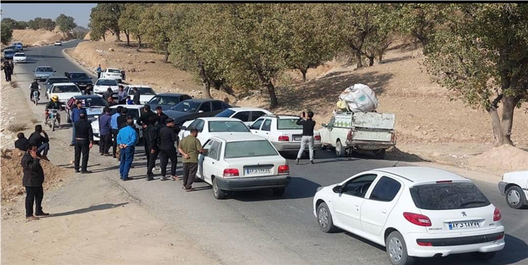 خشم و غم جاده را بست/ اعتراض جوانان چاروسا به سوانح مرگبار محور قلعه رئیسی ـ دهدشت/تصاویر 