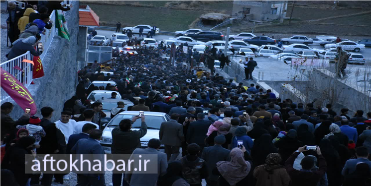 برخی دکان سیاسی راه انداخته و باعث فراری دادن نخبگان شده‌اند/ با یقه بسته نمی‌توان انقلابی بود