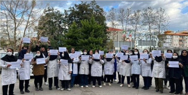 تجمع جمعی از کارکنان حوزه سلامت در یاسوج برای طرح مطالبات شغلی